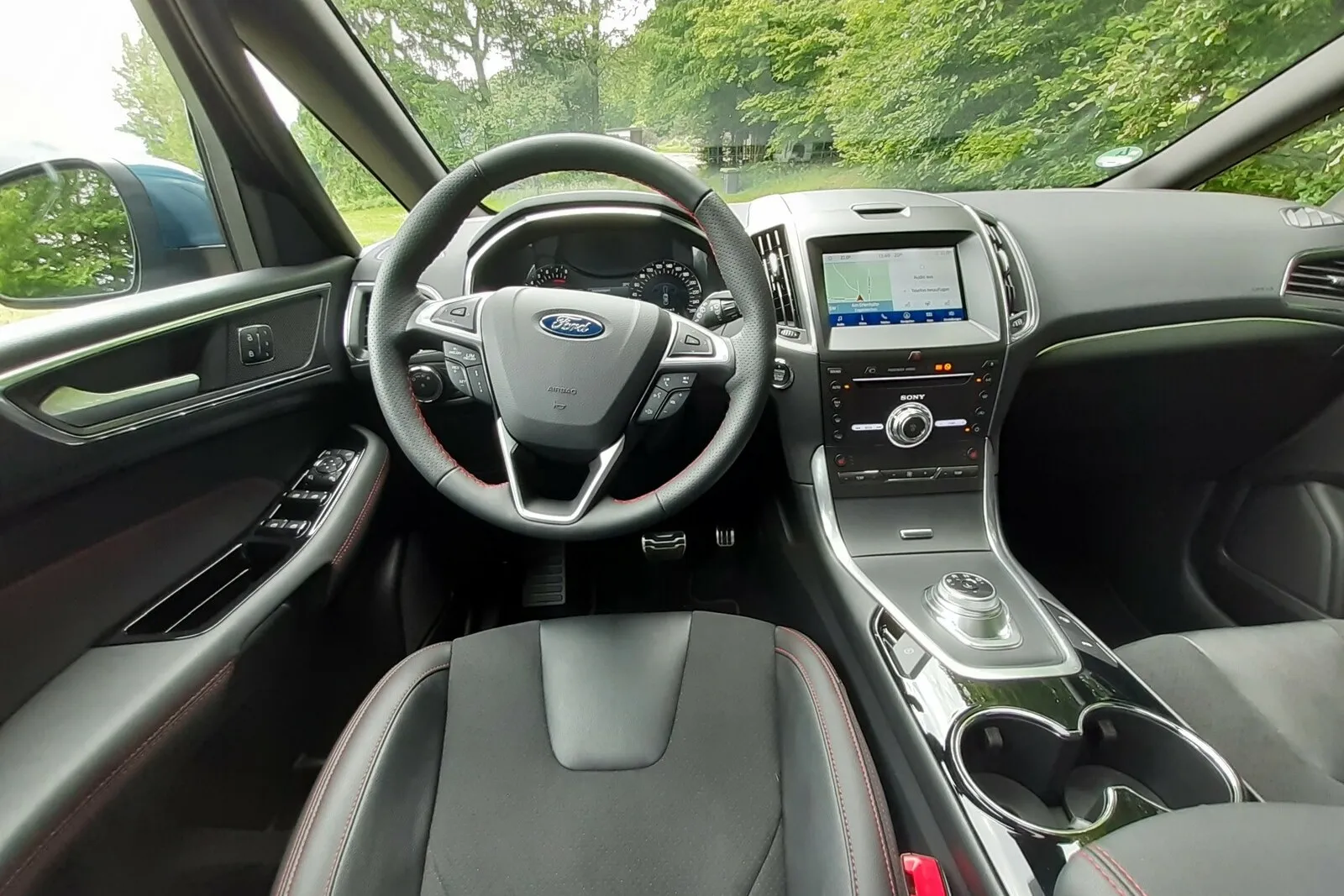 Aufgeräumter Innenraum des Ford S-Max, hier in der sportlichen ST-Variante.